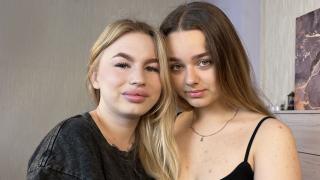 LoraAndJuliana's Feet Show